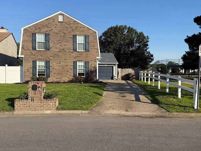 921 Daniel Maloney Dr — Photo 1