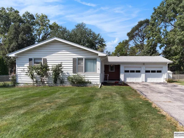 2610 N 102nd St, Omaha, NE 68134