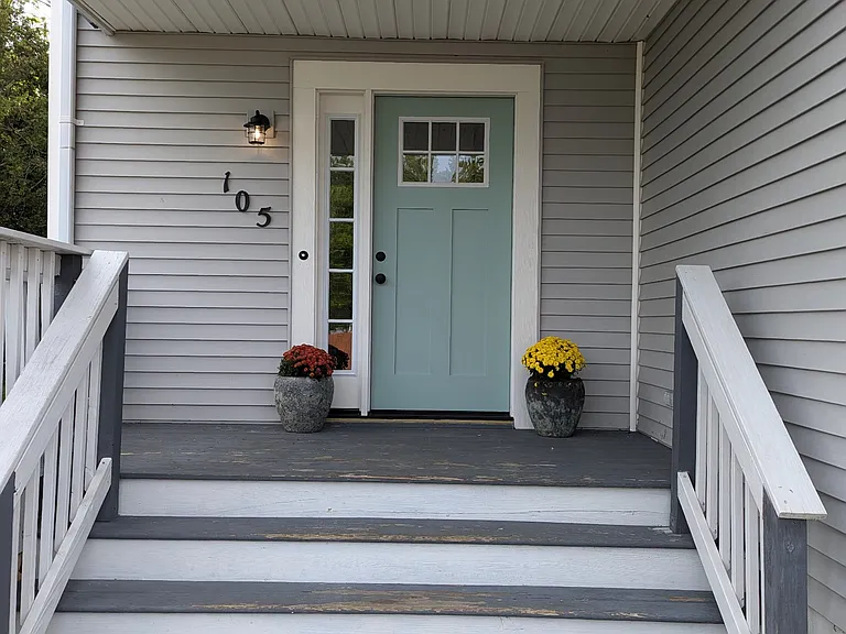 105 Yukon St — Photo 2