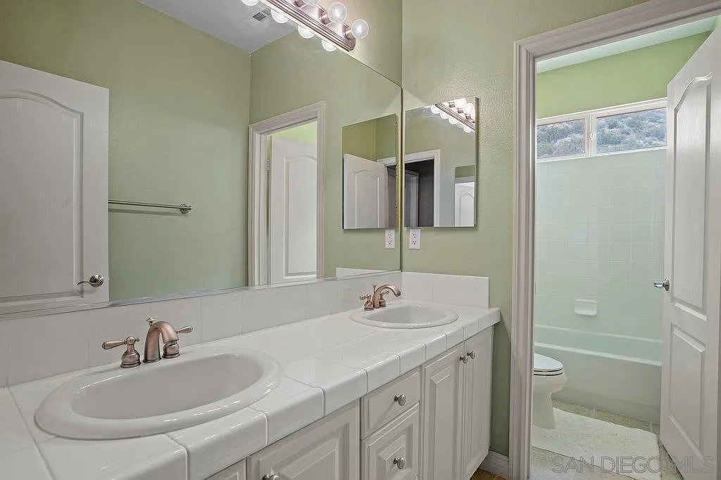 5 bed, 4160 sqft, $8,500 — Photo 3