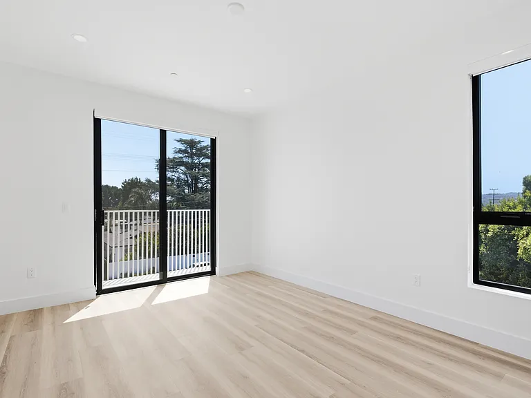 5821 Kester Ave — Photo 7