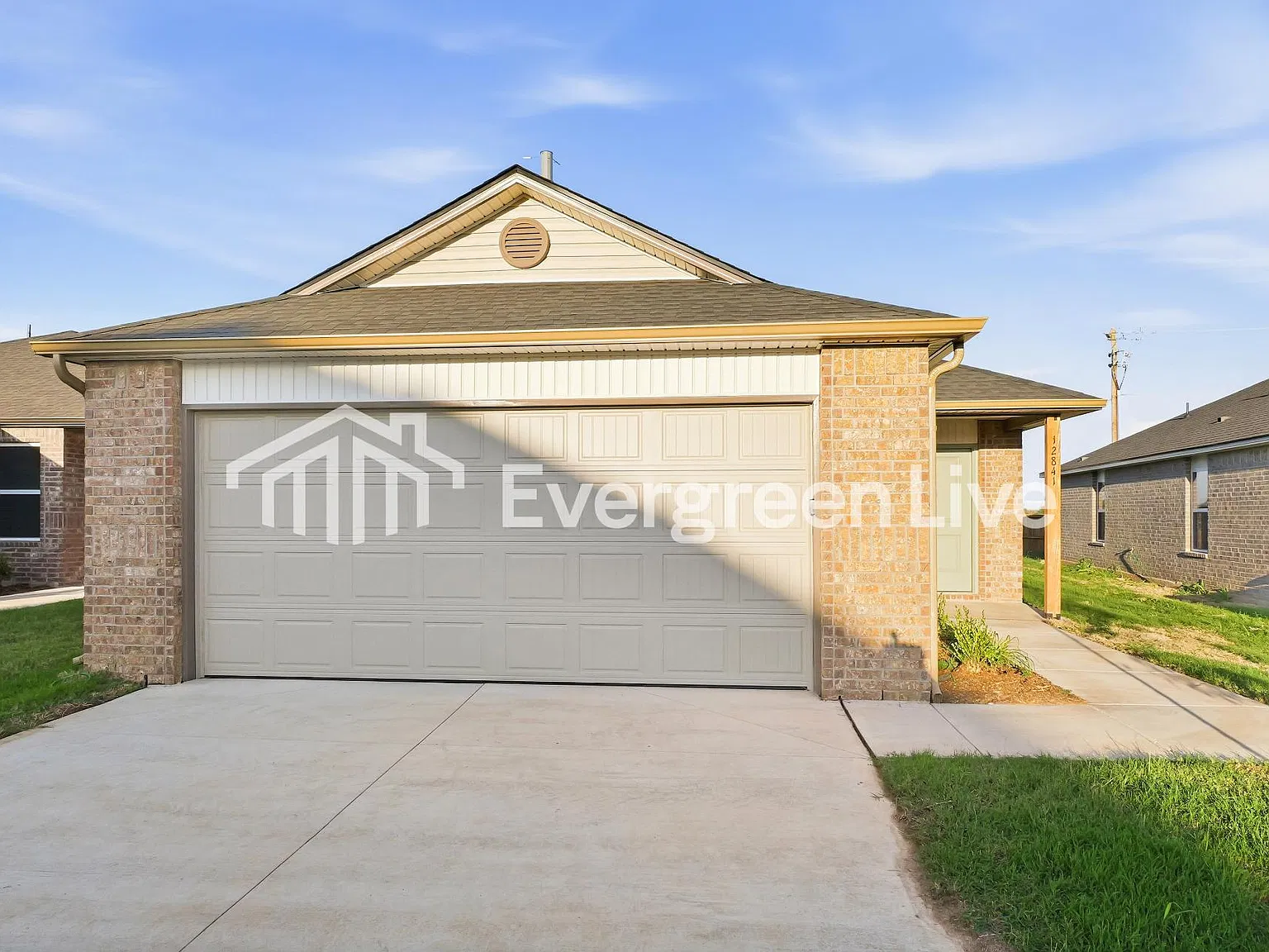 3 bed, 2.0 bath, 1402 sqft, $1,555 — Photo 1