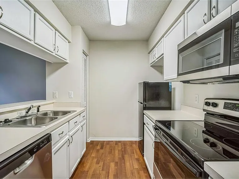 523 Kensington Lake Cir — Photo 6