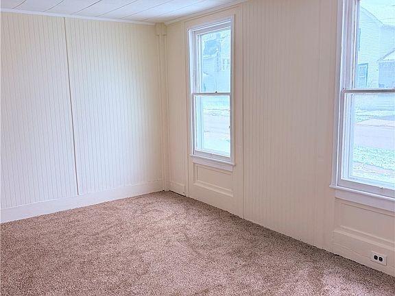 5th image of 122 Erie St