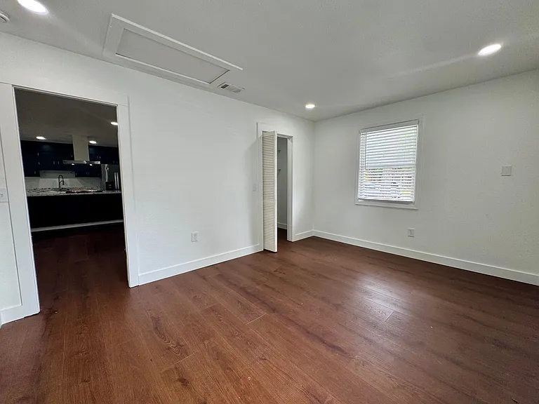 16 Ventura Blvd — Photo 16