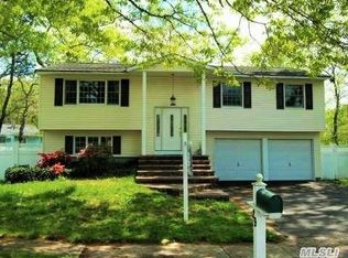 29 Saint Johns St, Sayville, NY 11782