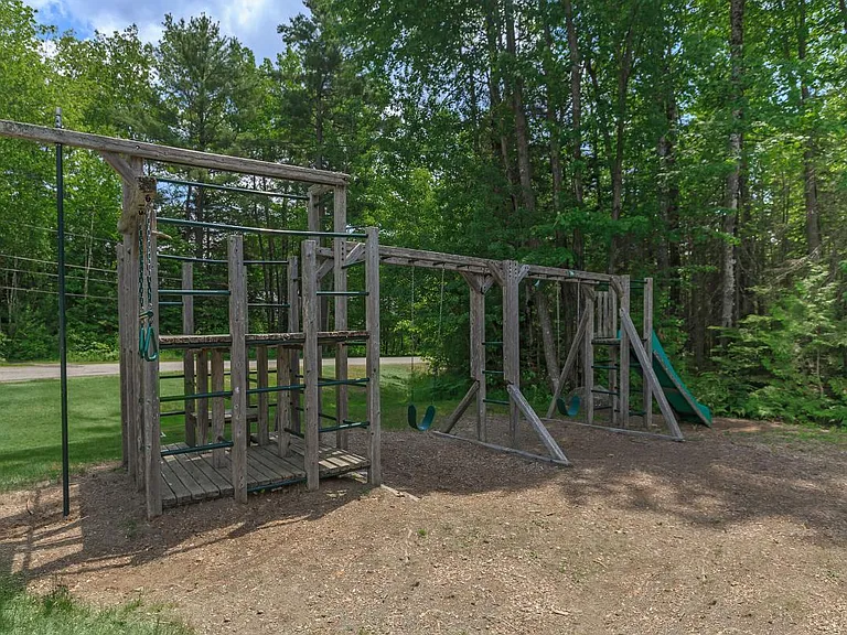 50 Pembroke Dr — Photo 14