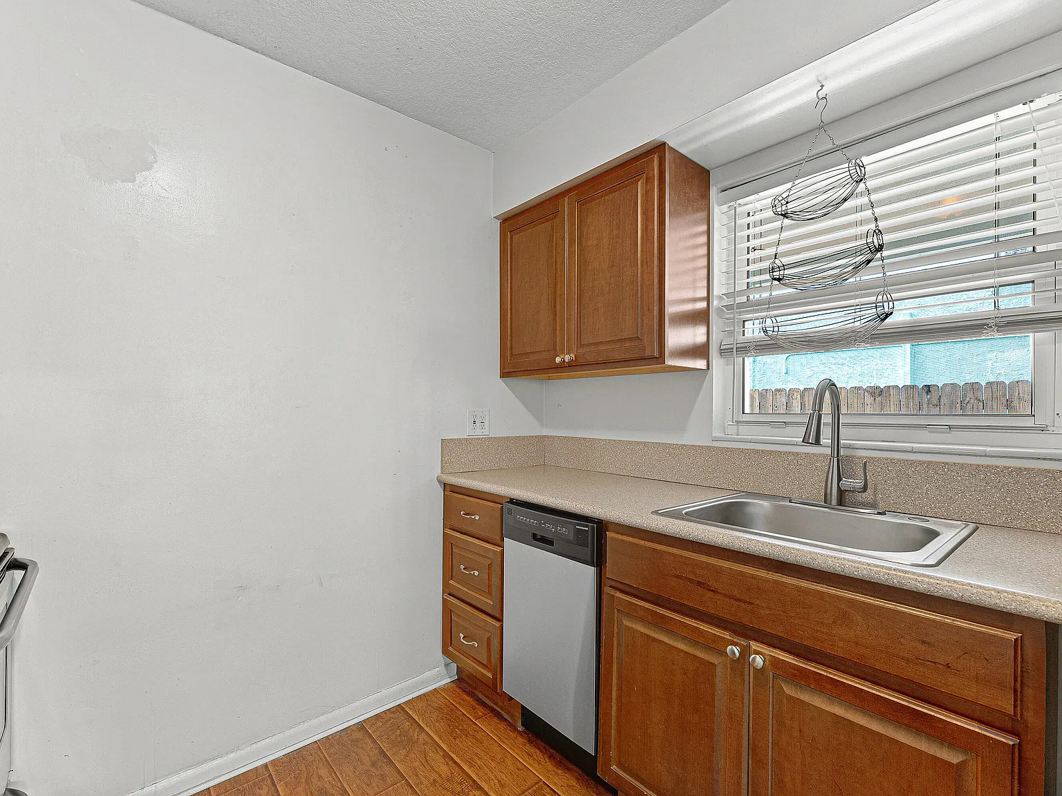 1 bed, 1.0 bath, 745 sqft, $1,800 — Photo 2
