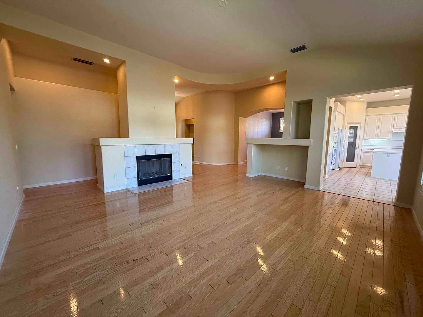 Gorgeous 3 Bedroom Located in Elk Grove Gated Community — Photo 2