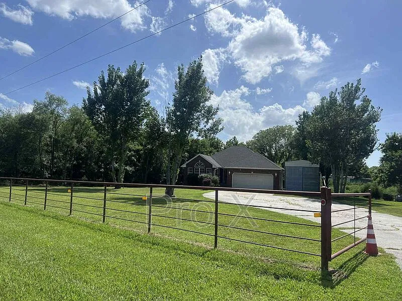 5 bed, 3.0 bath, 2864 sqft, $1,800 — Photo 2