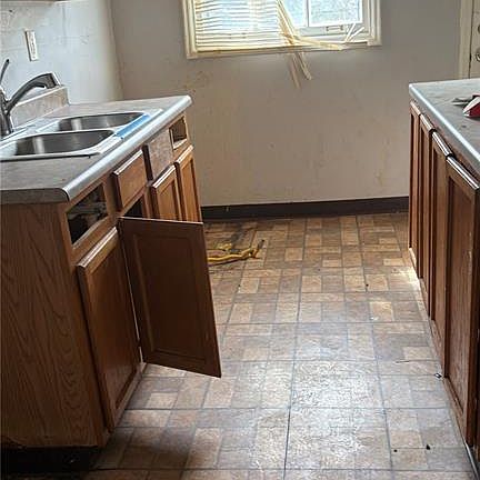 5th image of 244 Estridge Rd