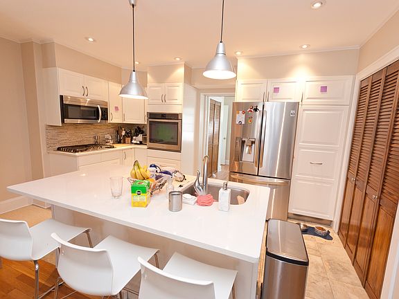 3rd image of 2045 32nd St