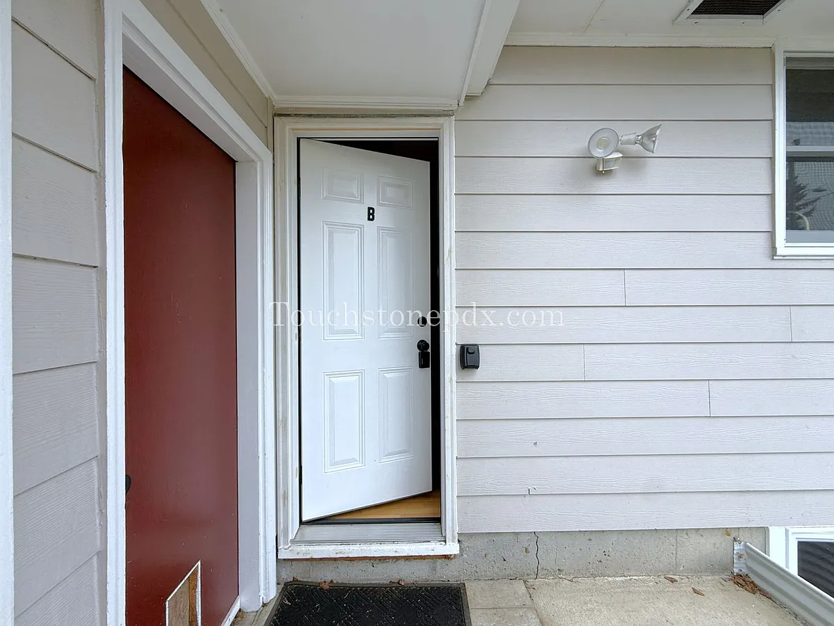 Building Photo - 1010 NE 153rd Ave #B