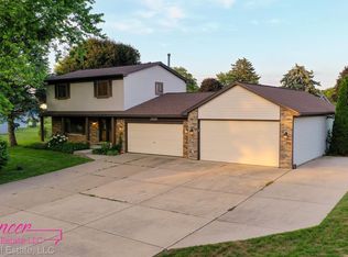2930 Golfhill Dr, Waterford, MI 48329