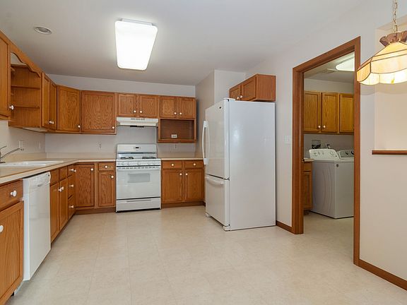 5th image of 44 S Walnut Dr