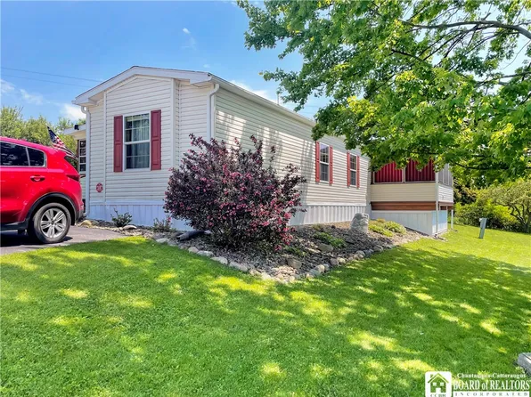 157 Greenhurst Village Dr, Jamestown, NY 14701