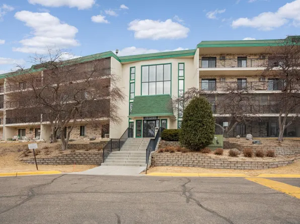 10411 Cedar Lake Rd APT 420, Minnetonka, MN 55305