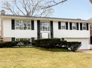 1254 White Mountain Dr, Northbrook, IL
