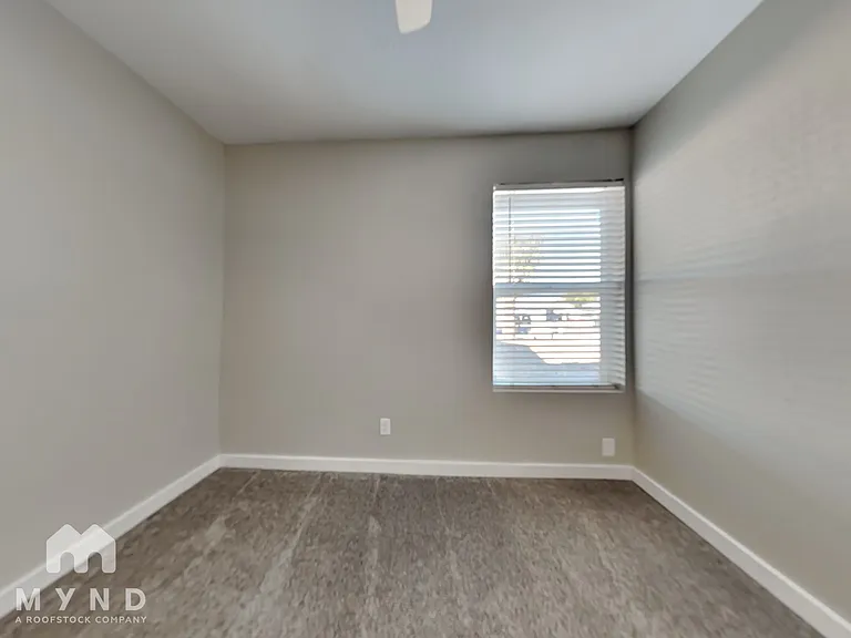 227 W Kerry Ln — Photo 13