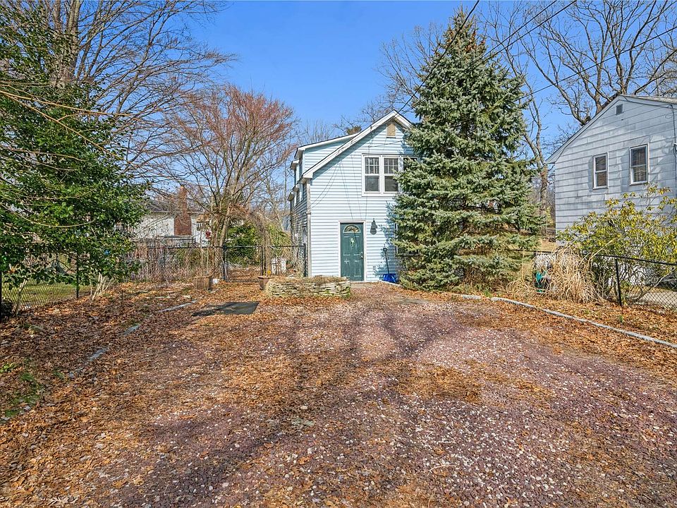 1st image of 7 Wainscott Dr