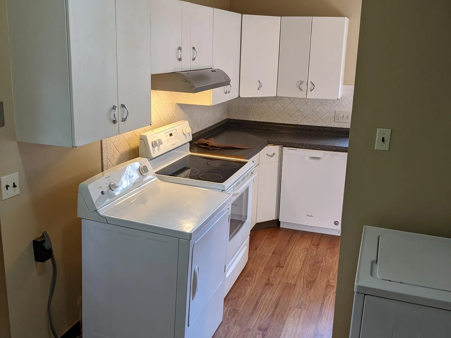 3 bed, 1.5 bath, 1100 sqft, $1,989 — Photo 3