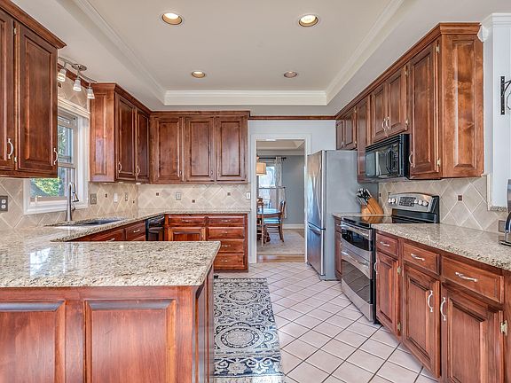 5th image of 707 Prince Edward Ct