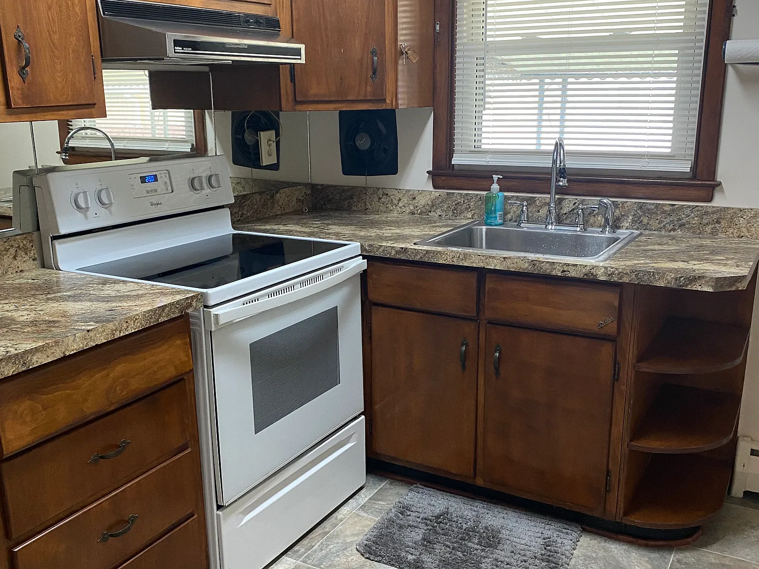 3 bed, 1.5 bath, 1950 sqft, $2,450 — Photo 2