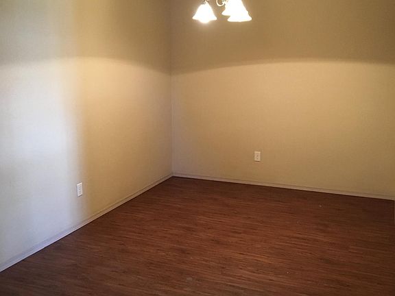 3rd image of 929 Meadowlands Dr