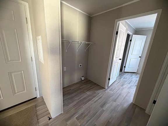 3rd image of 627 Taylor Dr