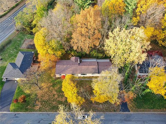 3rd image of 404 Woodland Ln