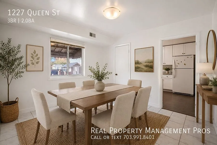 Three bedrooms in the heart of Old Town Alexandria!- large back yard!! — Photo 3