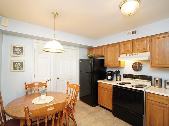 4th image of 9943 Shorewood Ln Unit E