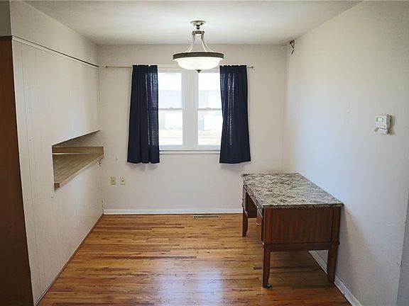 3rd image of 1100 Elm St