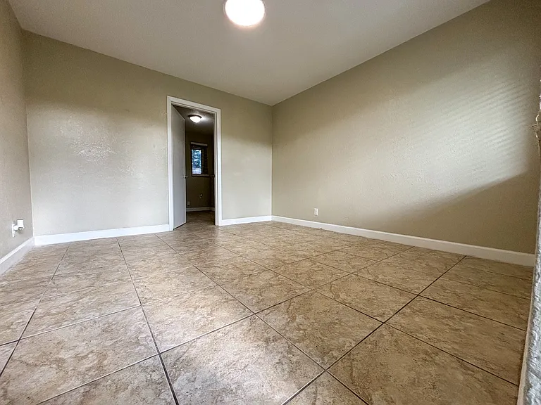 1800 NE 24th Ave #2 — Photo 4