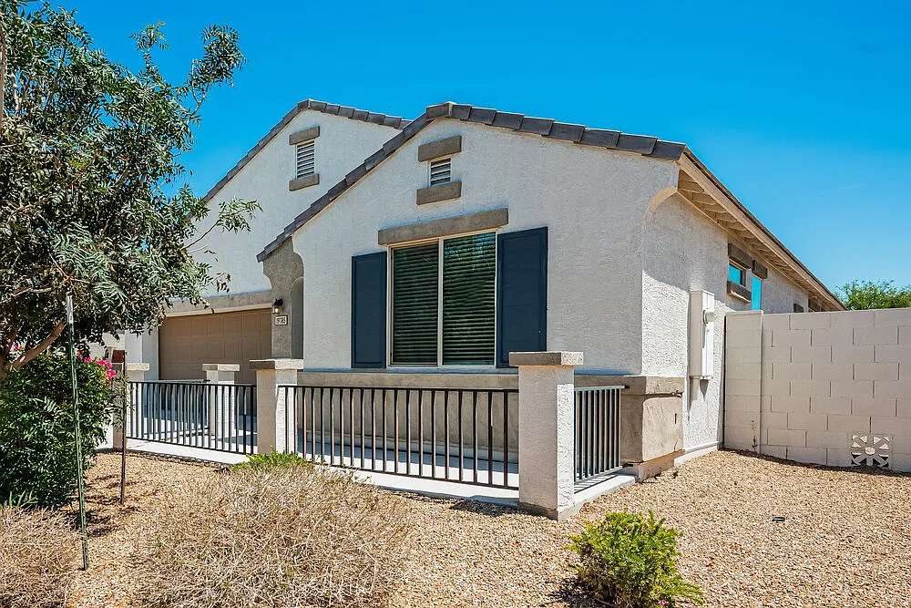 3 bed, 2.5 bath, 2042 sqft, $1,990 — Photo 3