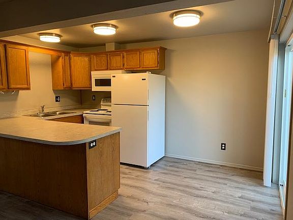Kitchen & dining area