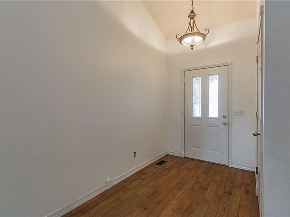 3rd image of 125 Bluff Dr