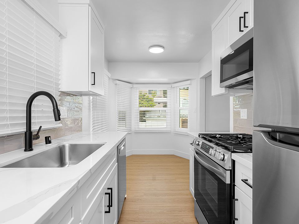 New Kitchen. Bay Windows In Dining Area.