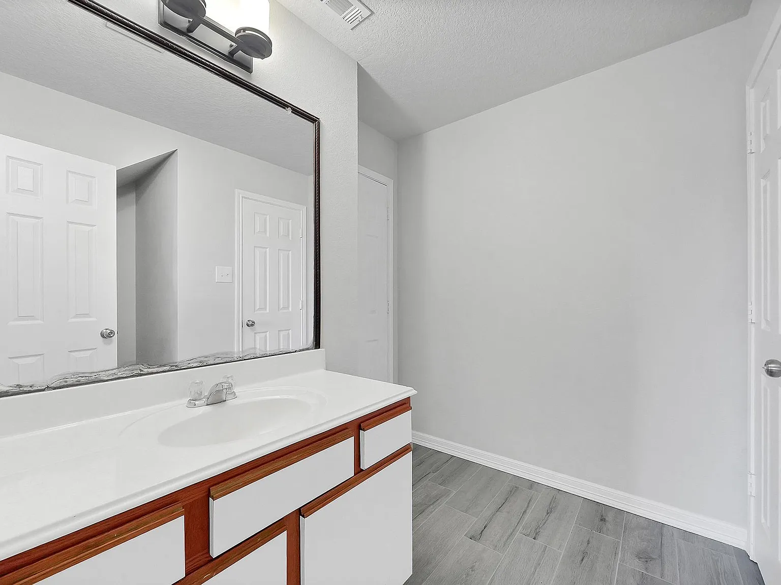 5 bed, 2.5 bath, $2,500 — Photo 3