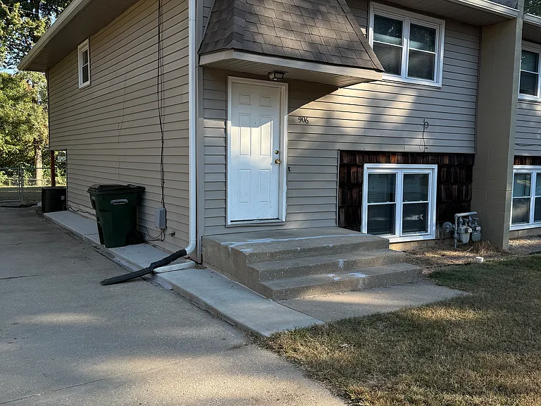 906 Brookside St — Photo 1