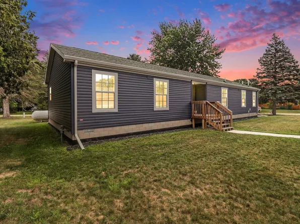 5957 E Ford Lake Dr, Fountain, MI 49410