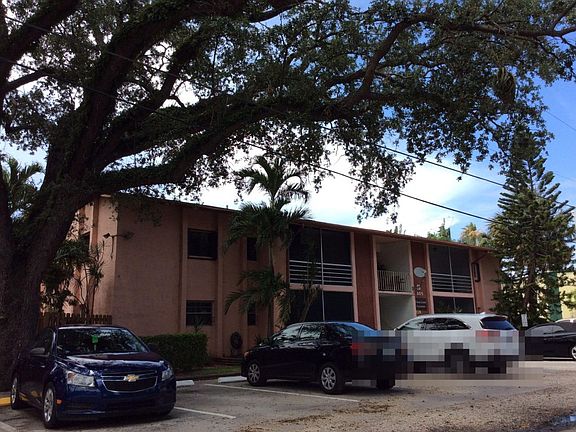 2nd image of 805 SW 30th St APT D
