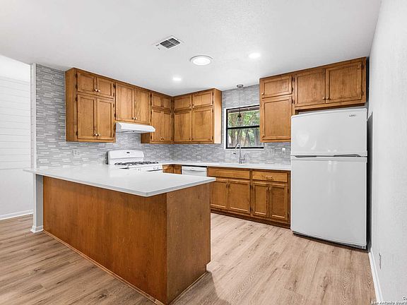 3rd image of 211 Crestwood Dr.