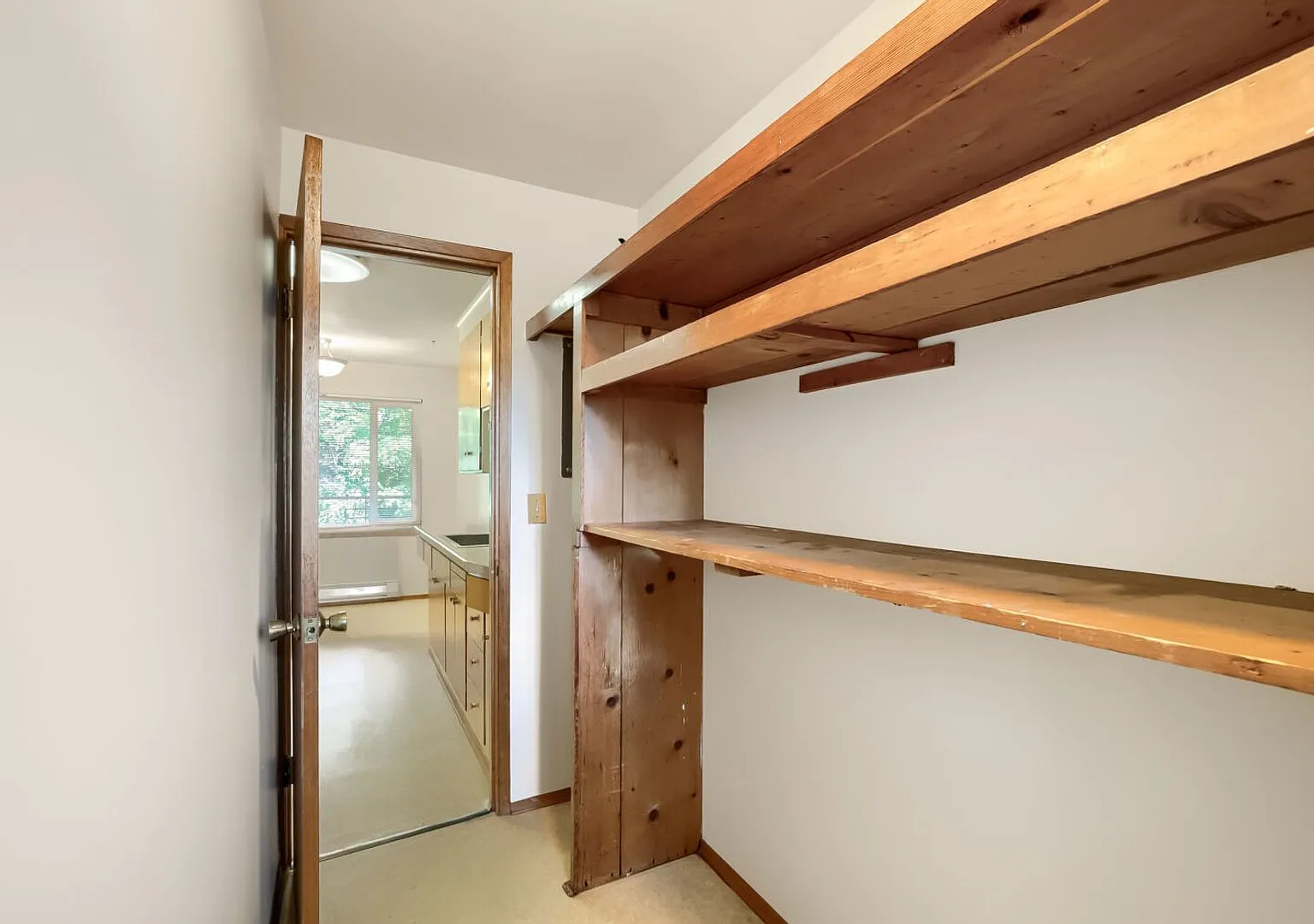 Top Floor 2bed/1bath Apartment Near Greenlake! — Photo 1