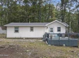 104 Schoonover Ct, Bushkill, PA 18324