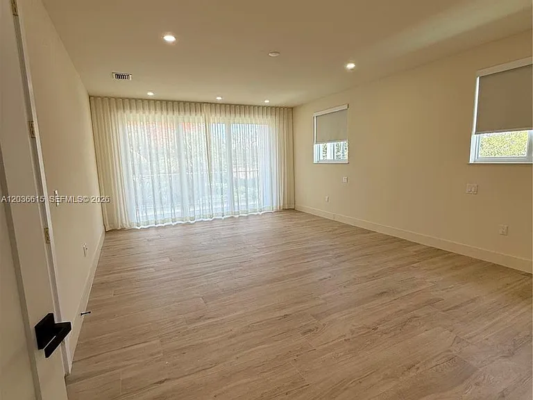 3326 Elizabeth St — Photo 35