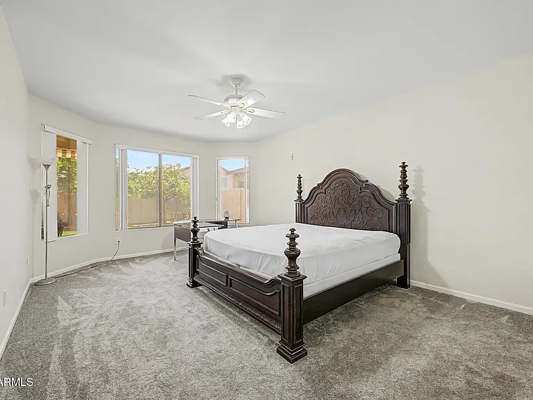 1015 E Irma Ln — Photo 17