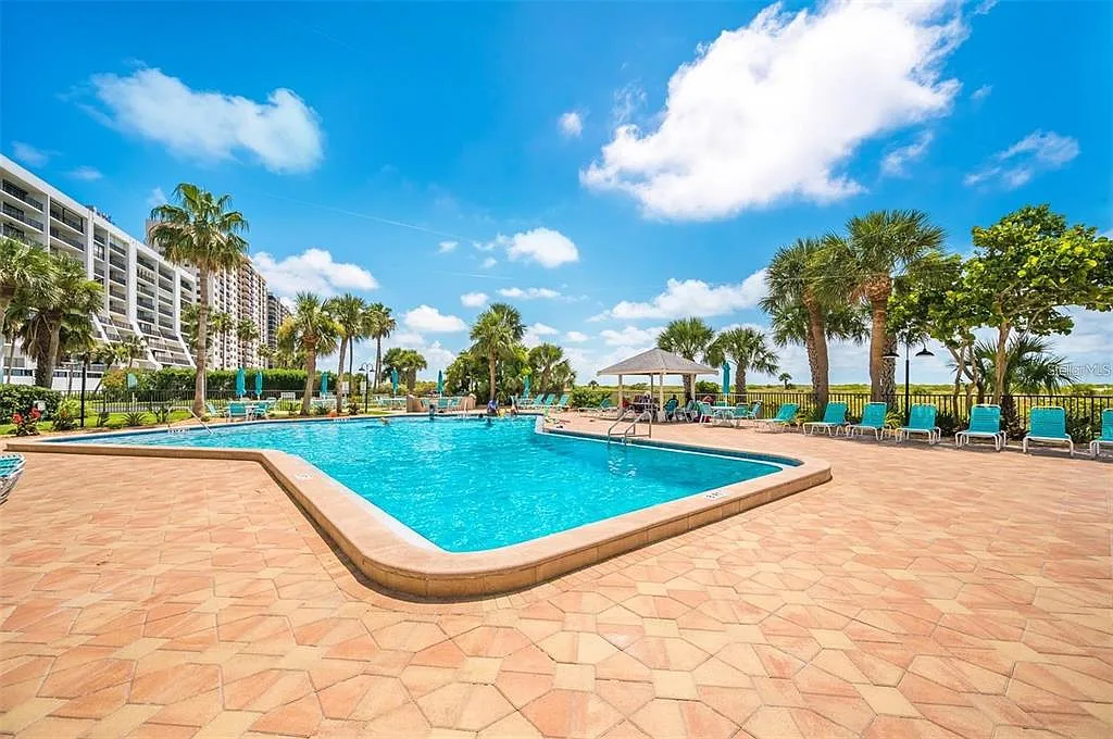 2 bed, 2.0 bath, 1111 sqft, $4,000 — Photo 3