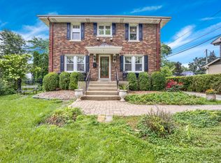 166 S Delaplaine Rd, Riverside, IL 60546