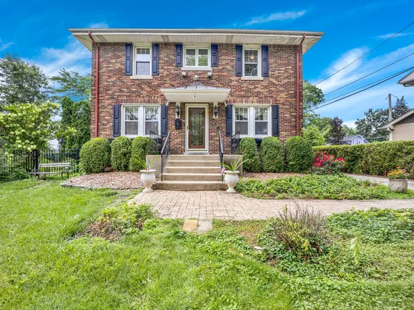 166 S Delaplaine Rd, Riverside, IL 60546